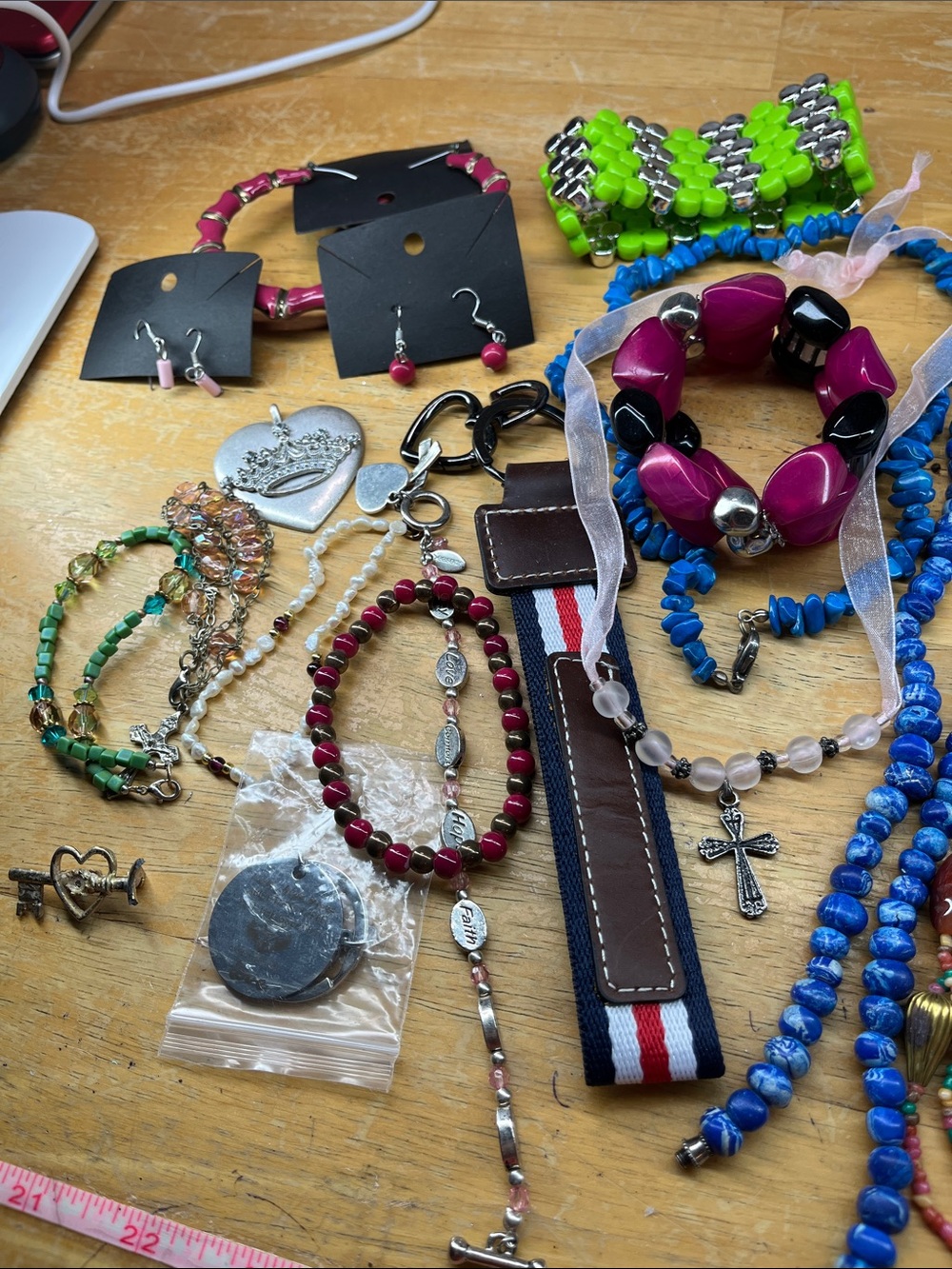 Scrap jewelry lot, lot 0517A, 4.36 lbs - Picture 11 of 11